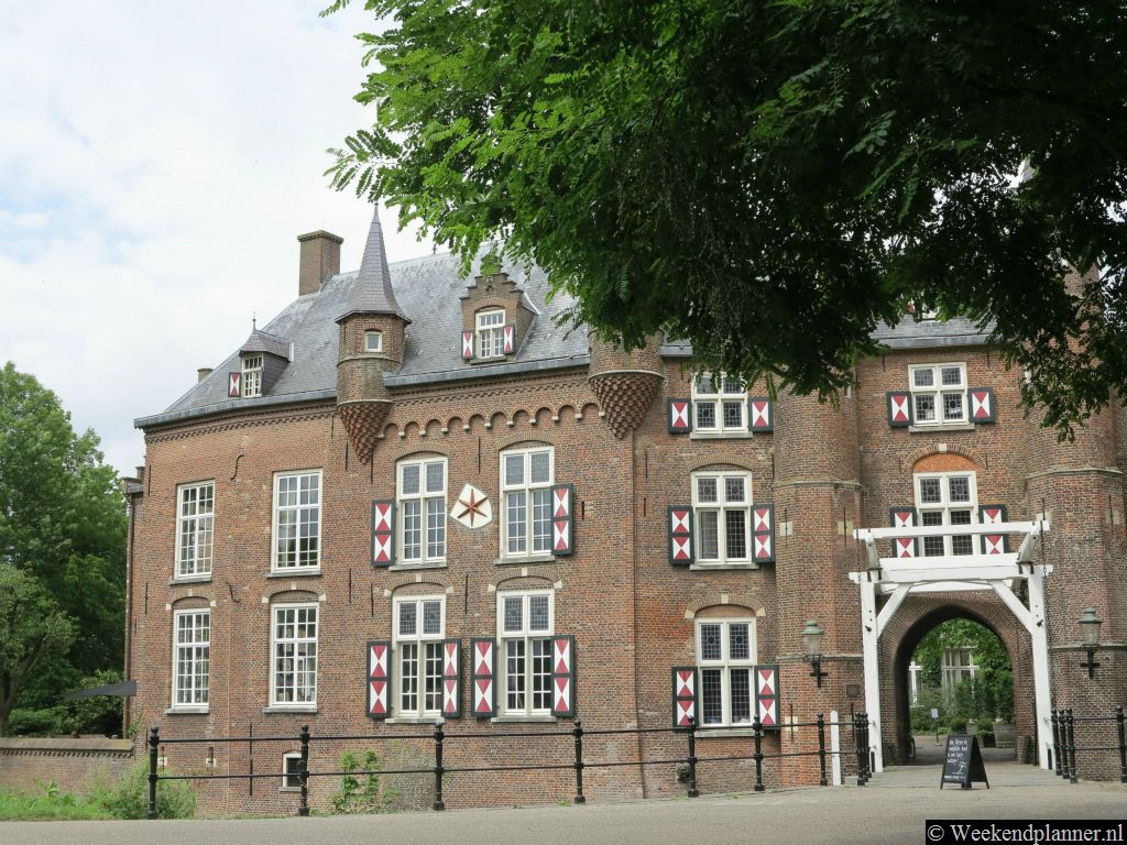 In de vijftiende eeuw woonde ridder Hendrik van Maurick op het kasteel. Het kasteel is echter wel flink verbouwd sinds die tijd.Tip: De kastelen bij Den Bosch.
